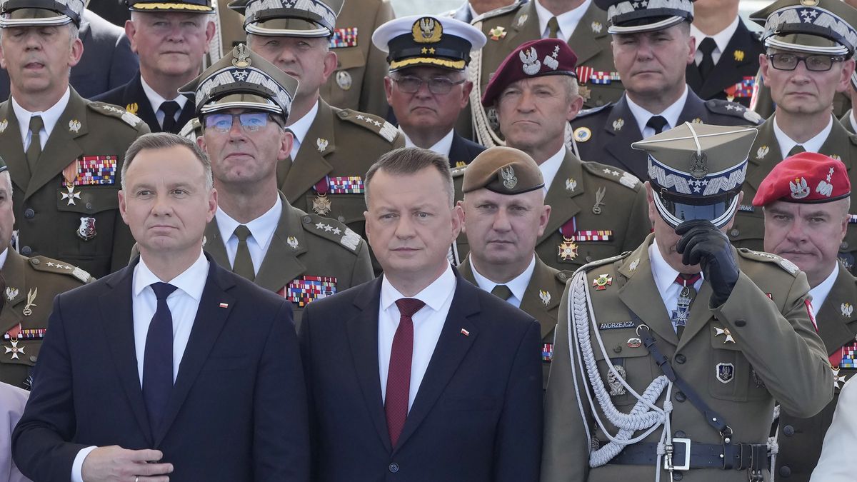 Pokud PiS prohraje, hrozí i armáda v ulicích, míní polští generálové